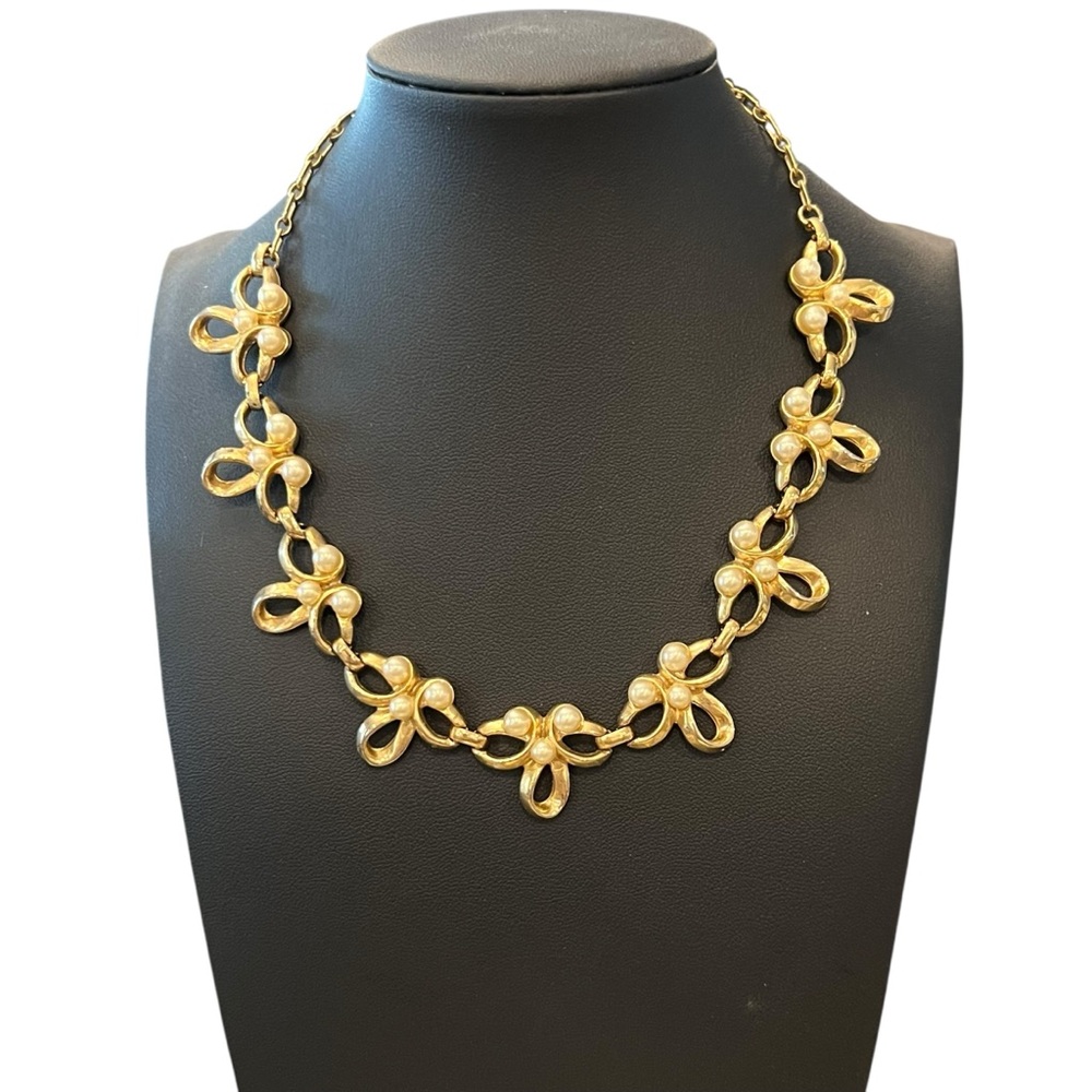 Vintage Faux Pearl Gold Tone ‘Pearl And Swirl’ Style Necklace Estate Luxury EUC